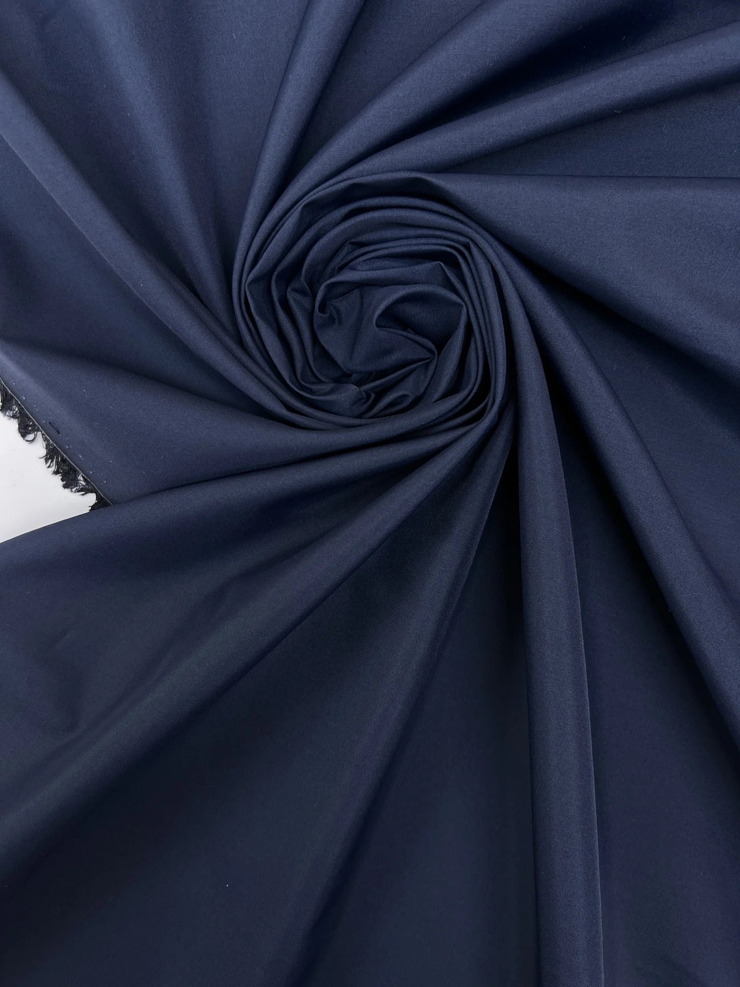 Attēls ar Itālijas poliamīda un zīda audums – zils | 53% zīds, 47% poliamīds | 100 g/m² | 140 cm – pieejams Šarlotes audumi