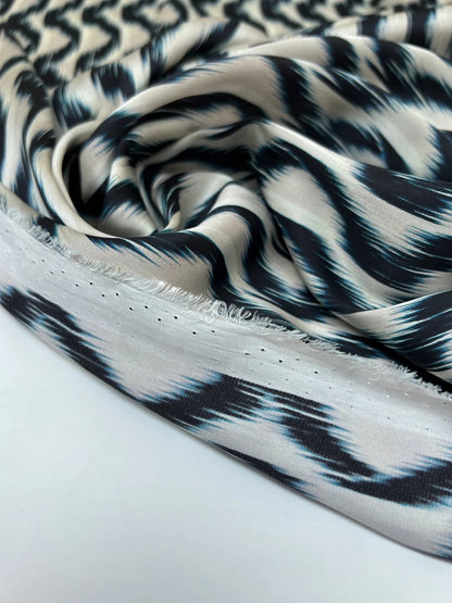 Tissu satiné italien beige et bleu à motif abstrait 85 g/m2 – disponible chez Šarlotes audumi