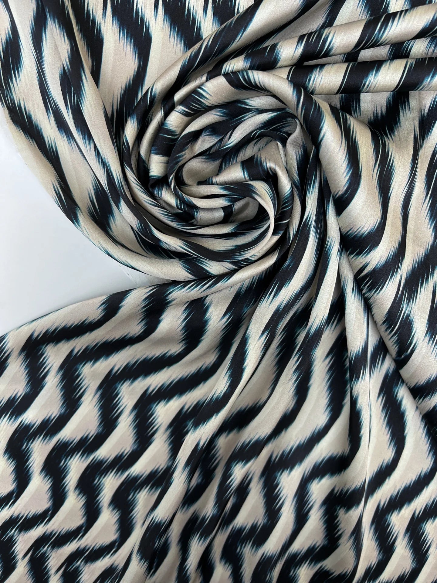 Image de tissu satiné italien beige et bleu à motif abstrait 85 g/m2 – disponible chez Šarlotes audumi
