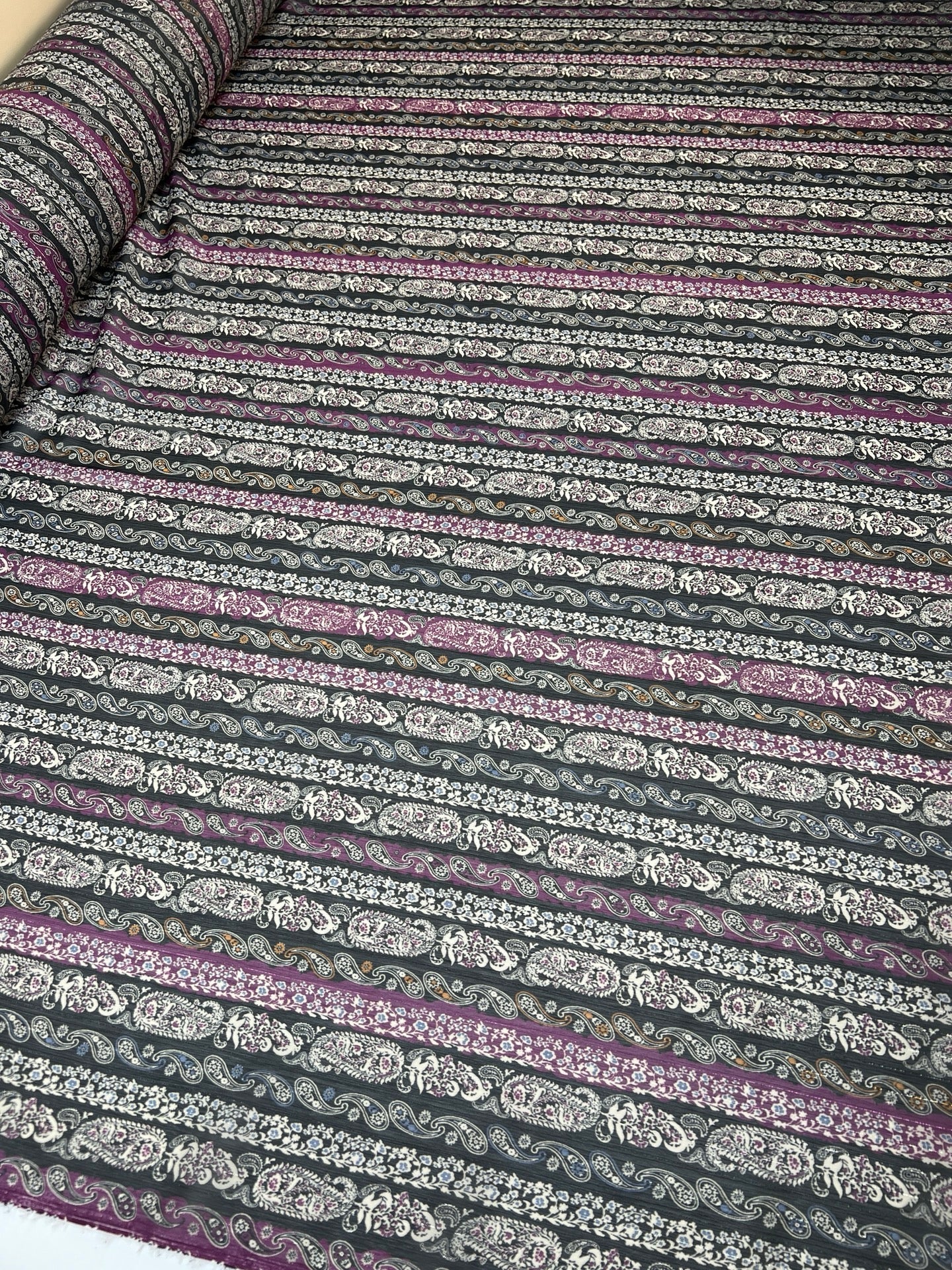 Pilt Itaalia šifoonkangast, musta ja violetse paisleymustriga ning lurekspärjaga – saadaval veebis Šarlotes audumi