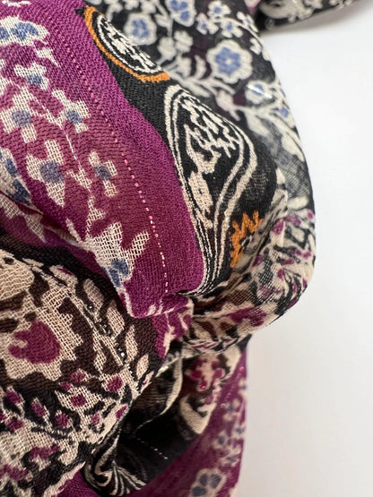 Pilt Itaalia šifoonkangast musta ja violetse paisley-mustriga ning lureksniidiga – saadaval veebis Šarlotes audumi