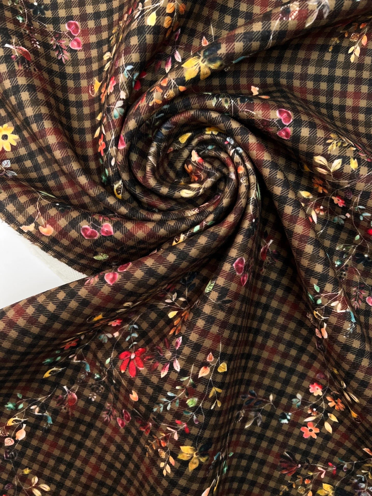 Attēls ar Itālijas tvīda audums mēteļiem – rūtiņas ar ziediem | 50% poliamīds, 50% poliesters | 480 g/m² | 148 cm – pieejams Šarlotes audumi