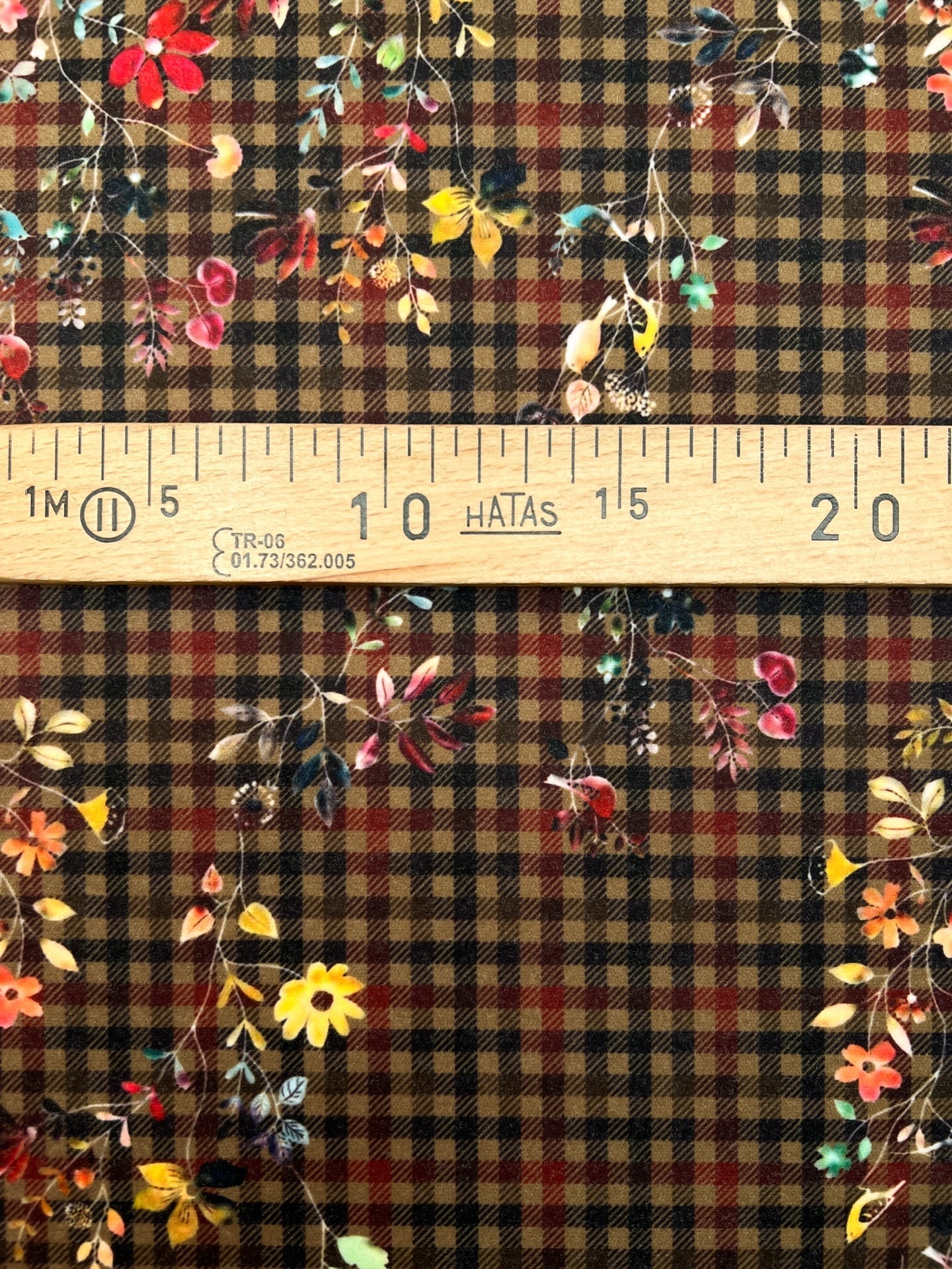 Attēls ar Itālijas tvīda audums mēteļiem – rūtiņas ar ziediem | 50% poliamīds, 50% poliesters | 480 g/m² | 148 cm – pieejams Šarlotes audumi