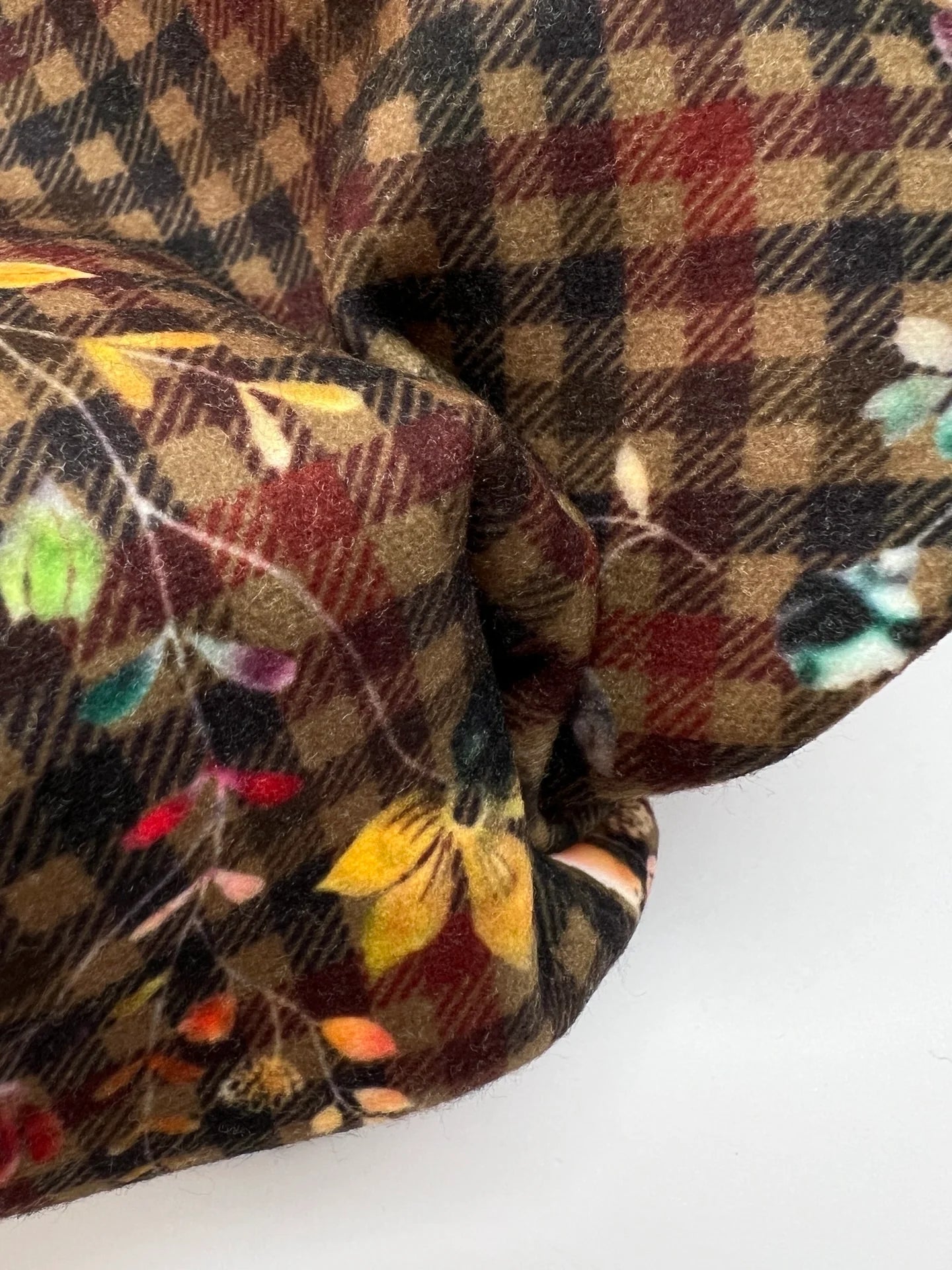 Attēls ar Itālijas tvīda audums mēteļiem – rūtiņas ar ziediem | 50% poliamīds, 50% poliesters | 480 g/m² | 148 cm – pieejams Šarlotes audumi