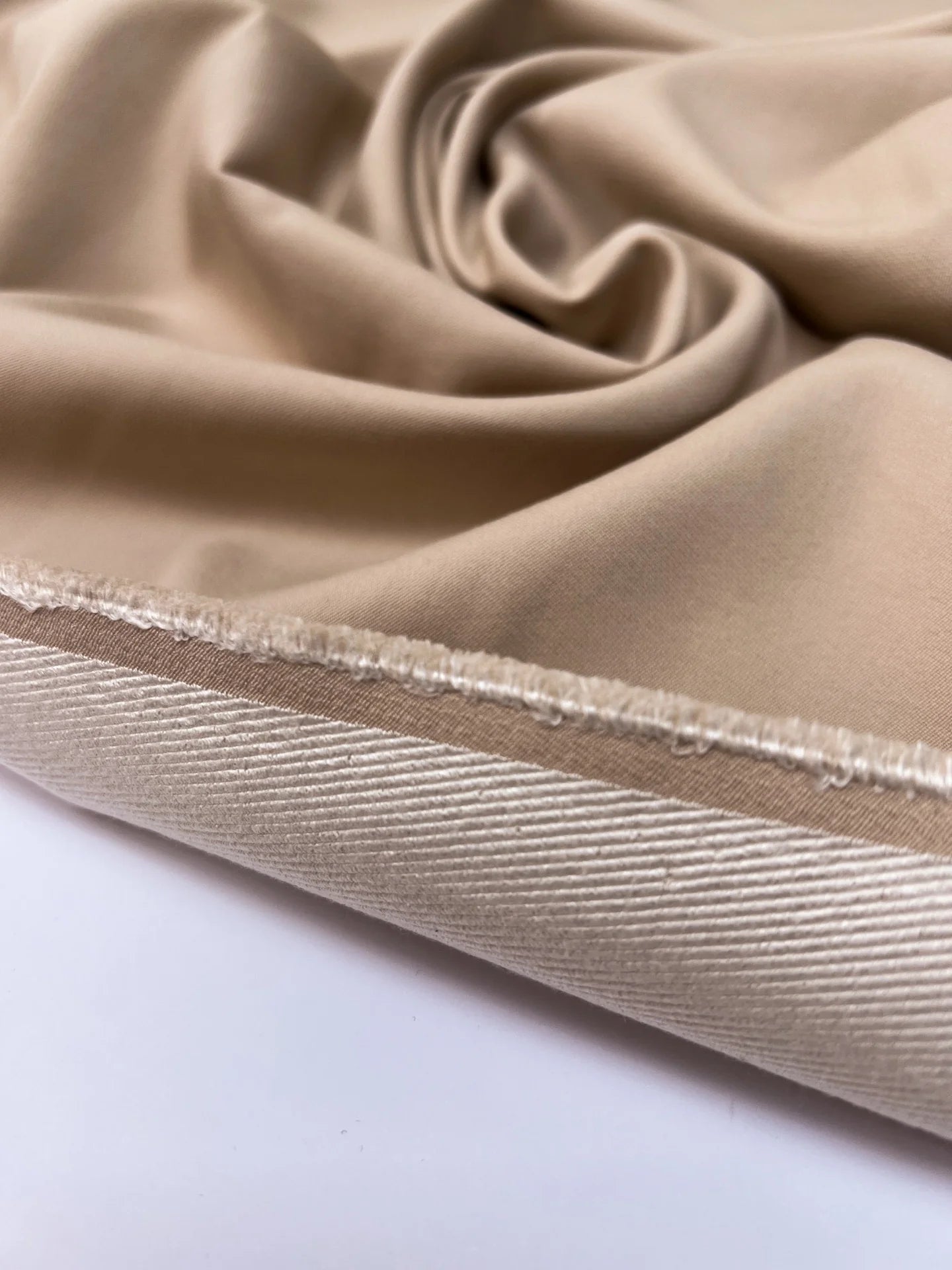 Attēls ar Itālijas viskozes tvila kostīmaudums – bēšs | 49% viskoze, 40% zīds, 11% poliamīds | 220 g/m² | 147 cm – pieejams Šarlotes audumi