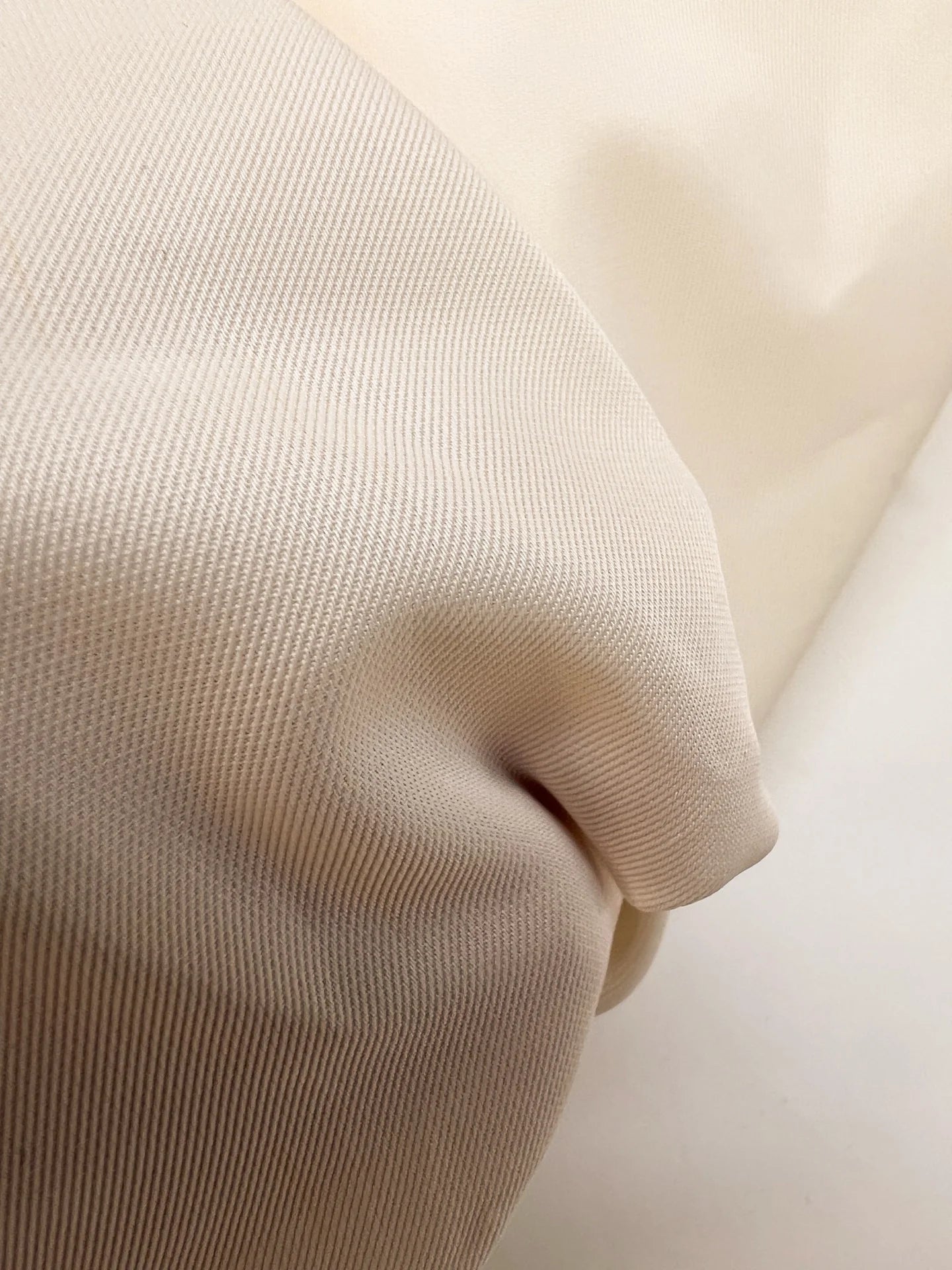 Attēls ar Itālijas viskozes un zīda tvila audums – balti krēmīgs tonis | 89% viskoze, 11% zīds | 115 g/m² | 158 cm – pieejams Šarlotes audumi