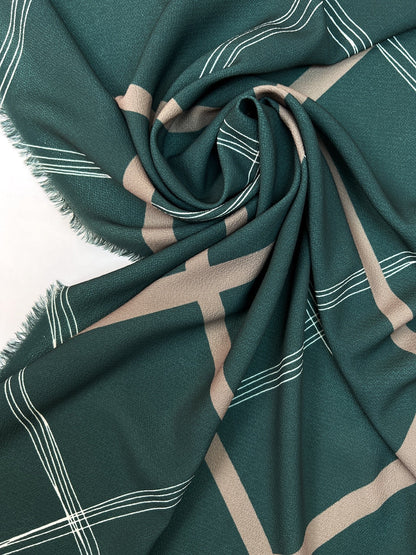 Image de tissu crêpe italien à motif géométrique | Polyester 94% Élasthanne 6% | 150 cm – disponible chez Šarlotes audumi