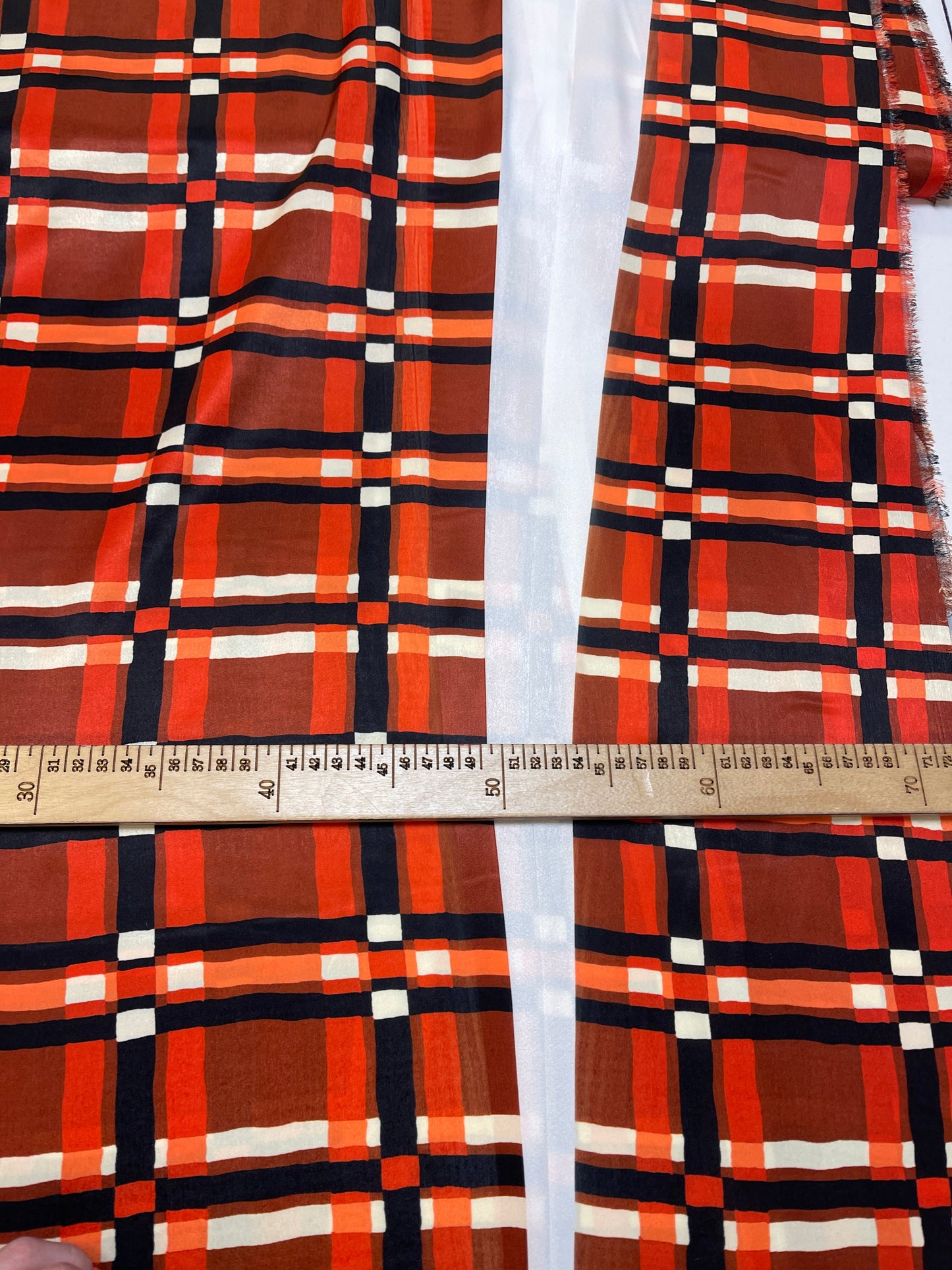 Attēls ar Itāļu satīna audums rūtains raksts | 140 cm | ar defektu – pieejams Šarlotes audumi