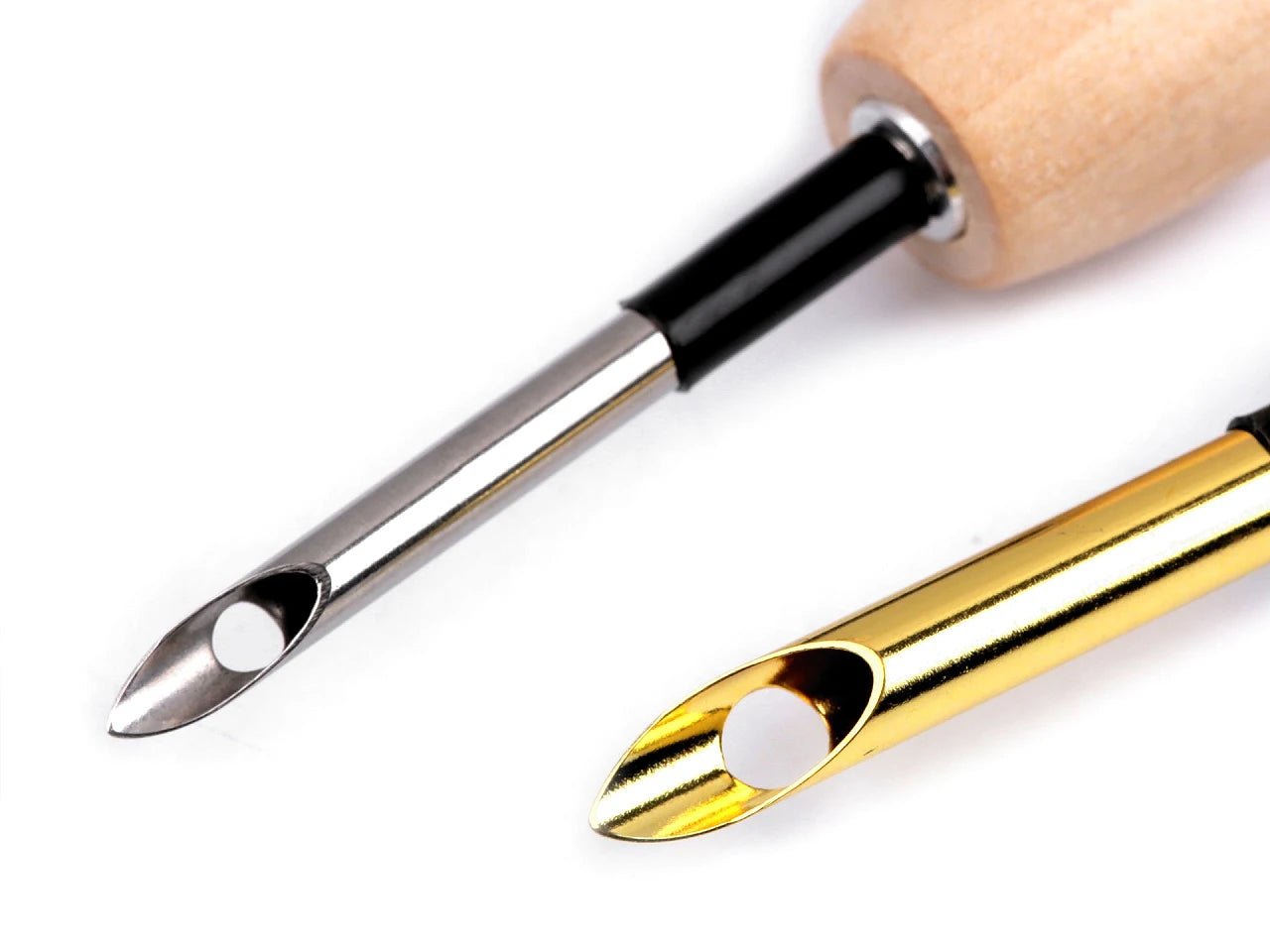 Attēls ar Izšūšanas adata ar koka rokturi (dobā) punch needle Ø3,5 mm / Ø5 mm – pieejams Šarlotes audumi