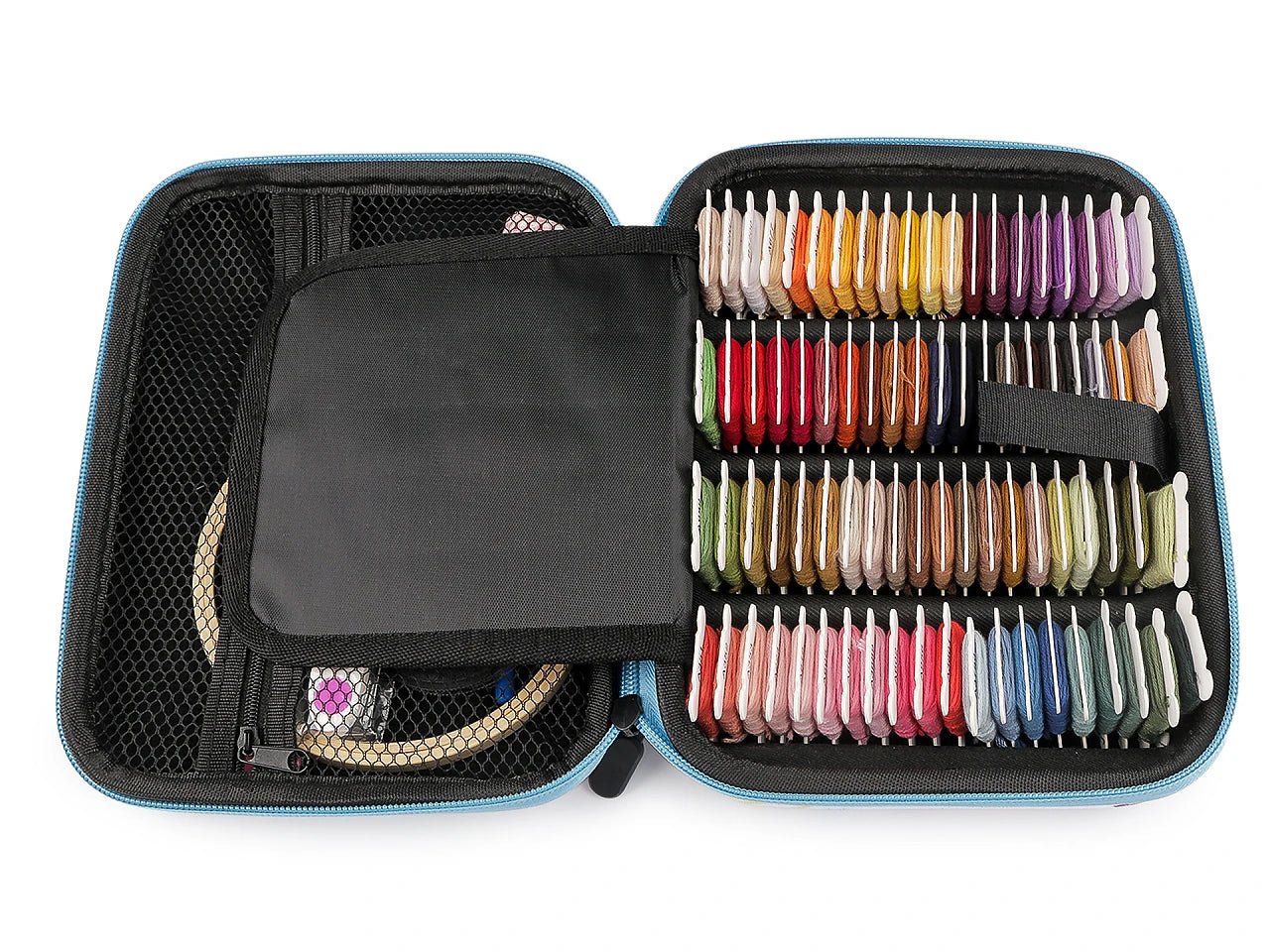 Attēls ar Izšūšanas komplekts koferītī ar mulinē diegiem un rīkiem – pieejams Šarlotes audumi