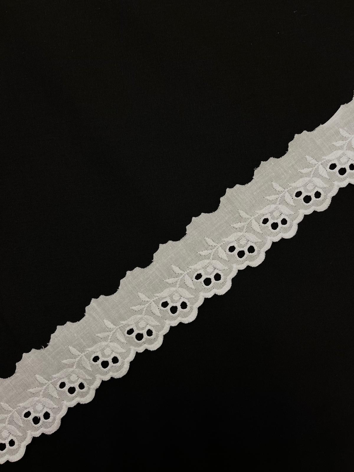 Attēls ar Izšūta kokvilnas mežģīne - 4.5 cm balta – pieejams Šarlotes audumi