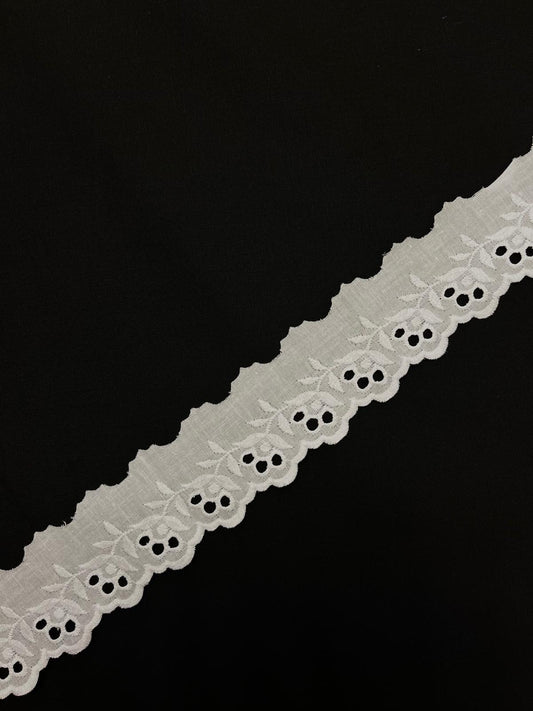 Attēls ar Izšūta kokvilnas mežģīne - 4.5 cm balta – pieejams Šarlotes audumi