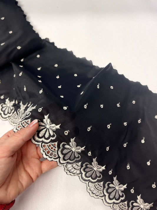 Attēls avec dentelle brodée 15 cm - noire avec de petites fleurs blanches et des petits cercles – disponible chez Šarlotes audumi