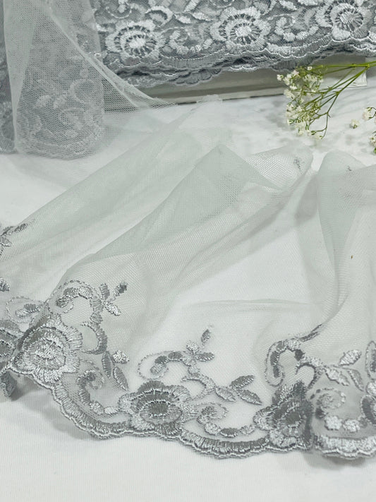 Image de dentelle brodée 15 cm - argent - disponible chez Šarlotes audumi