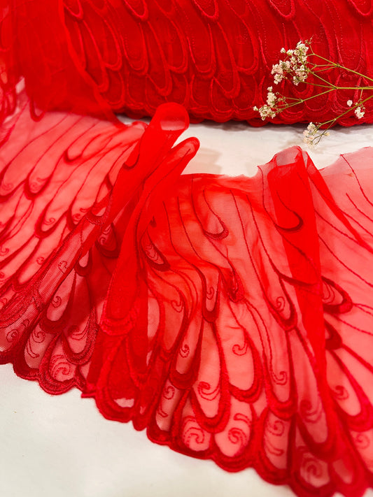 Image d’une dentelle brodée 18 cm - rouge – disponible chez Šarlotes audumi
