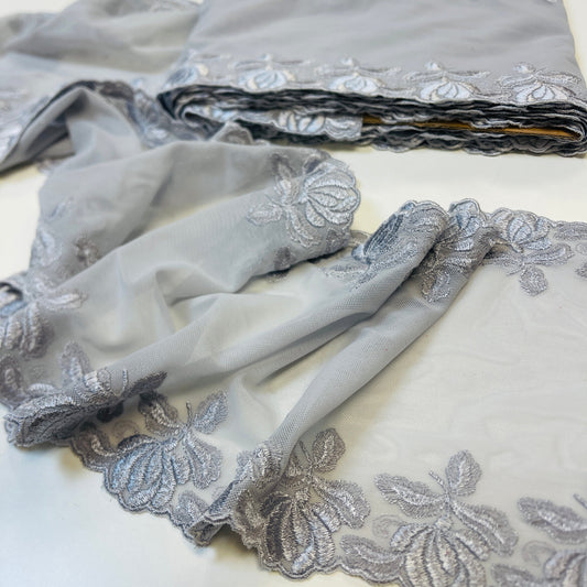 Dentelle brodée 19 cm, avec broderie gris clair – disponible chez Šarlotes audumi