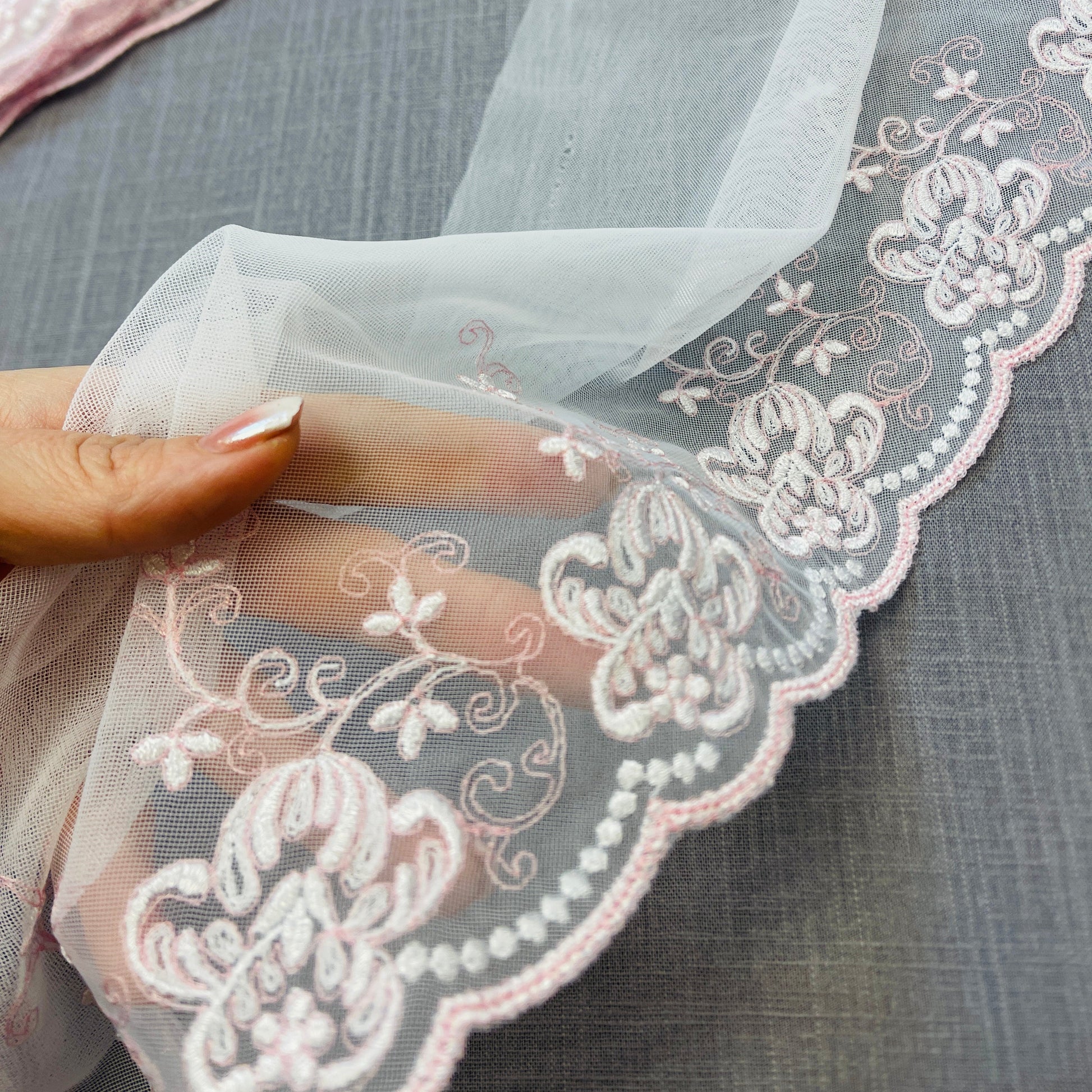 Photo de dentelle brodée 20 cm - avec broderie rose - disponible chez Šarlotes audumi
