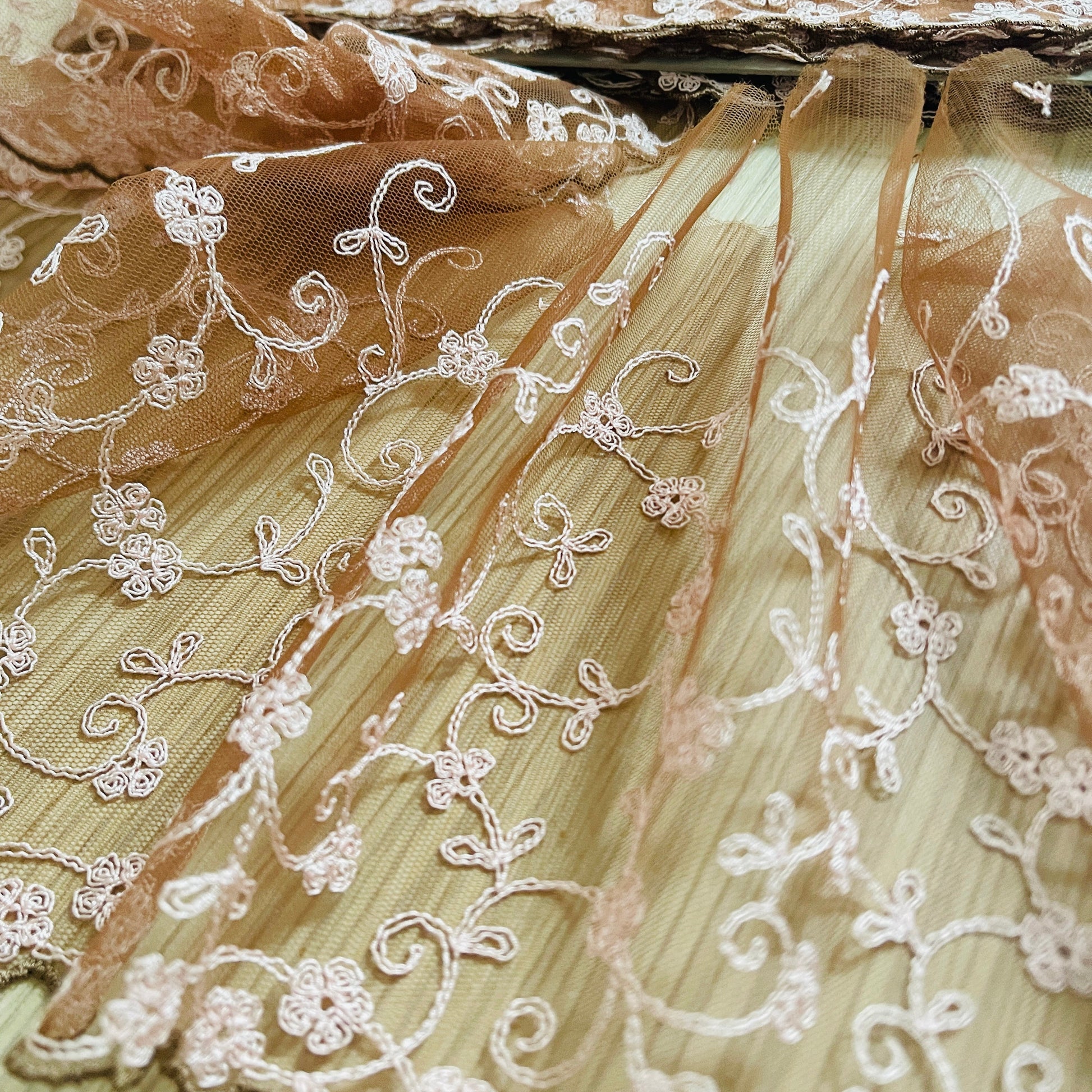 Dentelle brodée 20 cm, marron avec broderie rose – disponible chez Šarlotes audumi