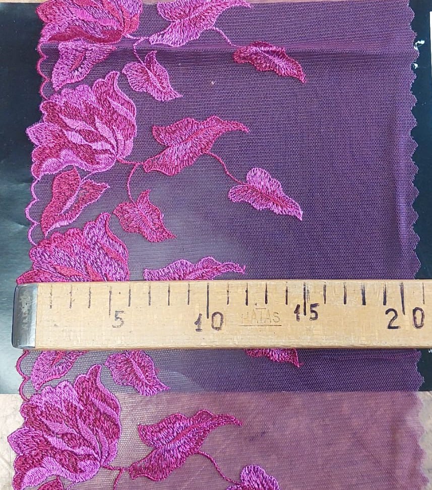 Pilt tikitud pitsist 20 cm fuksia värvi lehtedega – saadaval veebis Šarlotes audumid