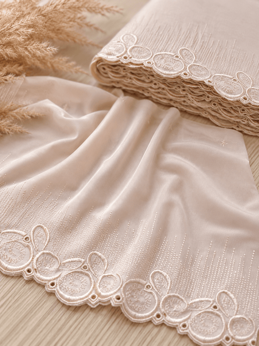 Image avec dentelle brodée 20 cm - beige clair – disponible chez Šarlotes audumi