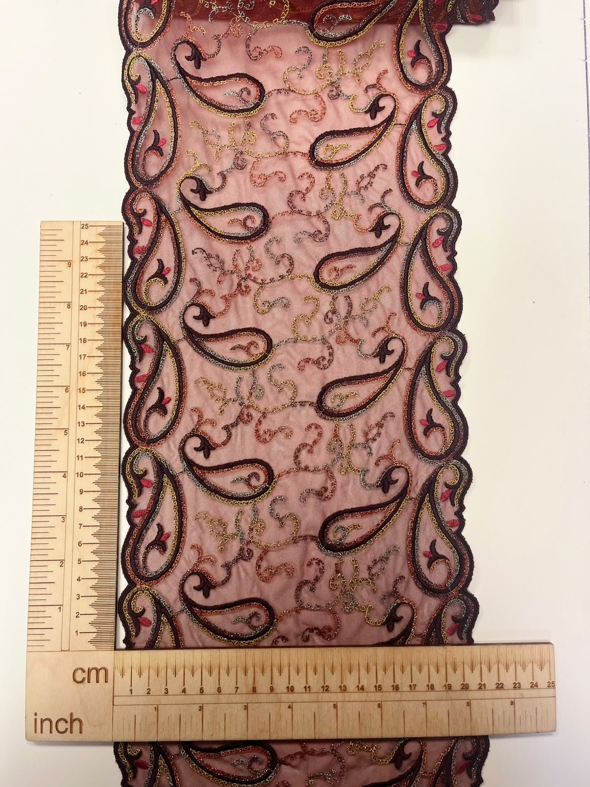 attēls koos tikitud pitsiga 22 cm - tumeroosa kuldsete aktsentidega – saadaval veebis Charlotte’i audukangad