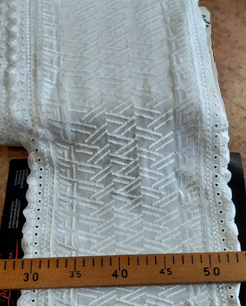 Pilt tikandiga pitsist 22 cm, vaniljevalge – saadaval veebis Šarlotes audumi