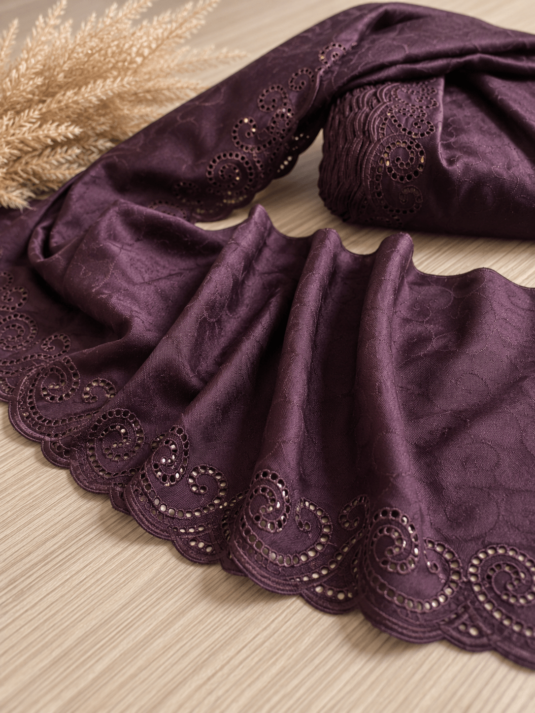 Image avec dentelle brodée 25 cm - bordeaux foncé – disponible chez Tissus de Charlotte