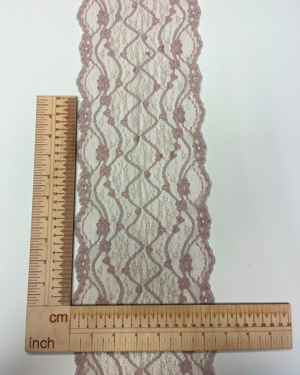 Pilt tikitud pitsist tüllil 16 cm – hall, tolmuroosade aktsentidega – saadaval veebis Šarlotes audumi