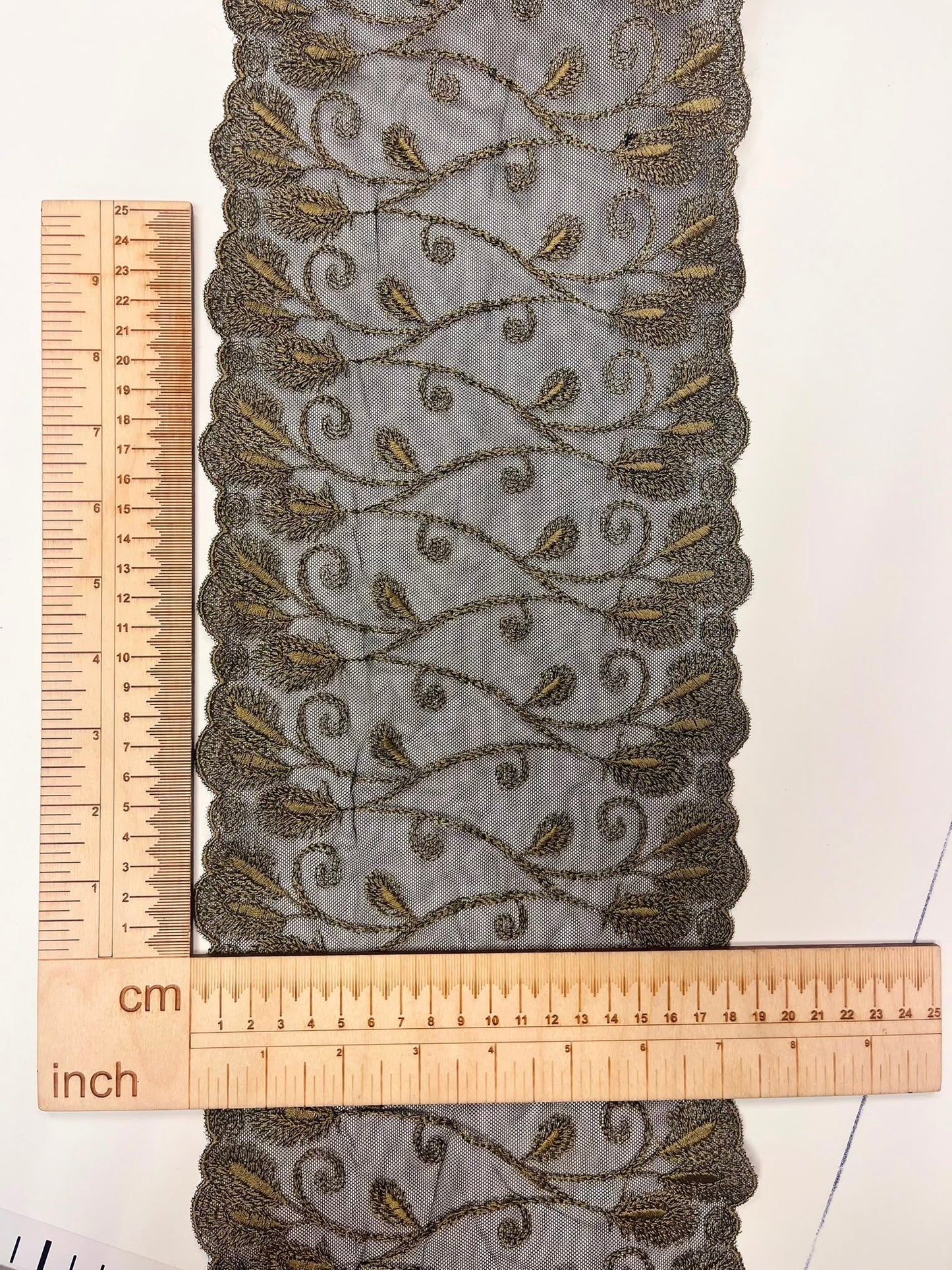 est
Pilt tikul 19 cm musta kuldsete aktsentidega tikitud pitsiga – saadaval veebis Šarlotes audumid