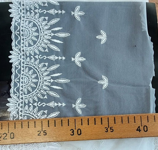 Tikandiga tüllipits 20 cm, portselanvalge – saadaval veebis Šarlotes audumi