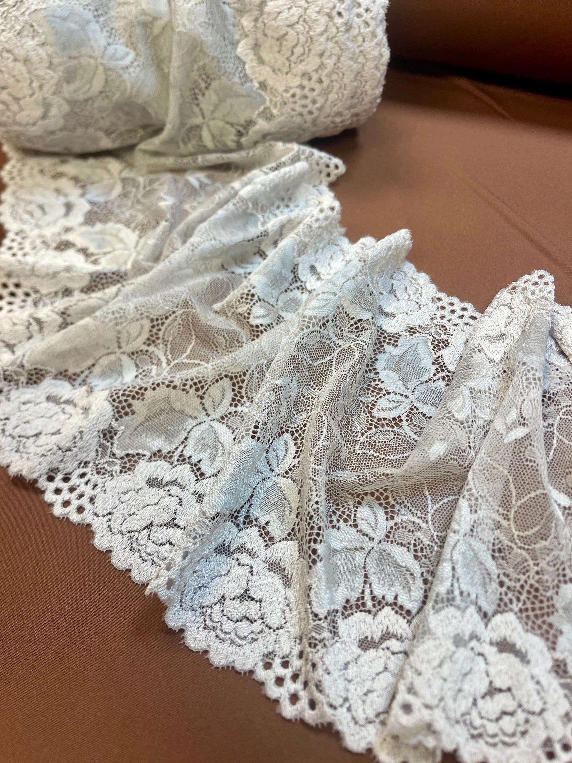 Attēls ar Izšūta mežģīne uz tilla 20 cm-sudrabaini pelēka – pieejams internetā Šarlotes audumi