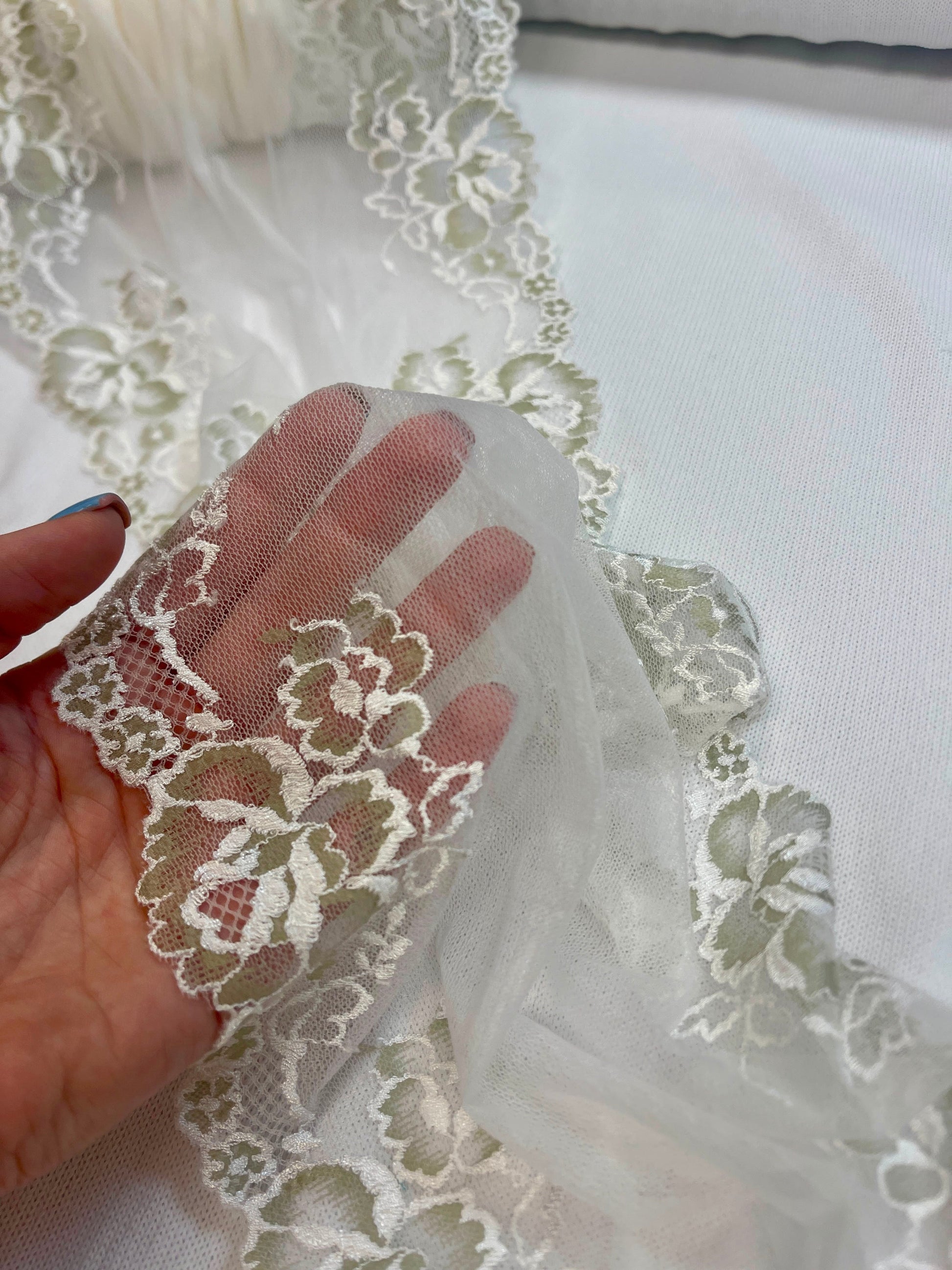 Pilt tikitud pitsiga tüllil 25 cm-valge – saadaval veebis Šarlote kangad