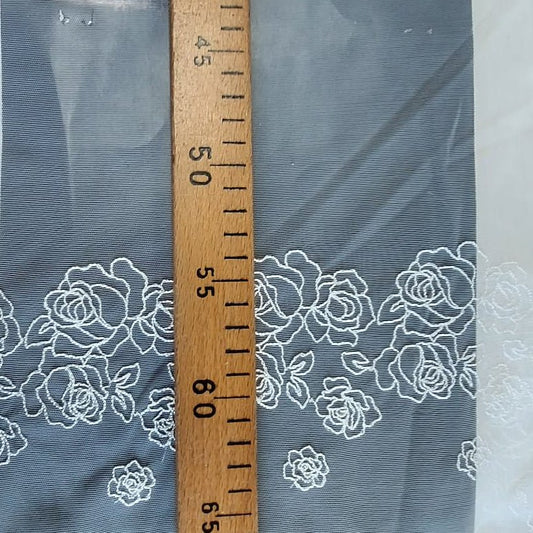 Pilt pärlvalgest tikitud tüllipitsist, 25 cm – saadaval veebis Šarlotes audumi poes
