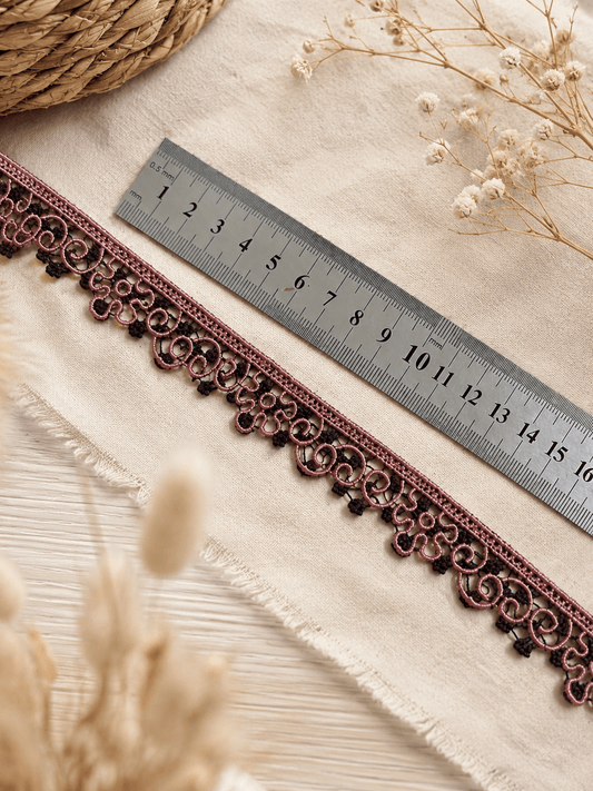 Image d’un ruban en dentelle brodée de 1,5 cm - rose brun avec noir – disponible chez Šarlotes audumi