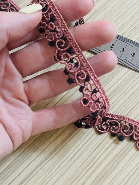Image de ruban de dentelle brodée 1.5 cm - rose brun avec noir – disponible chez Šarlotes audumi