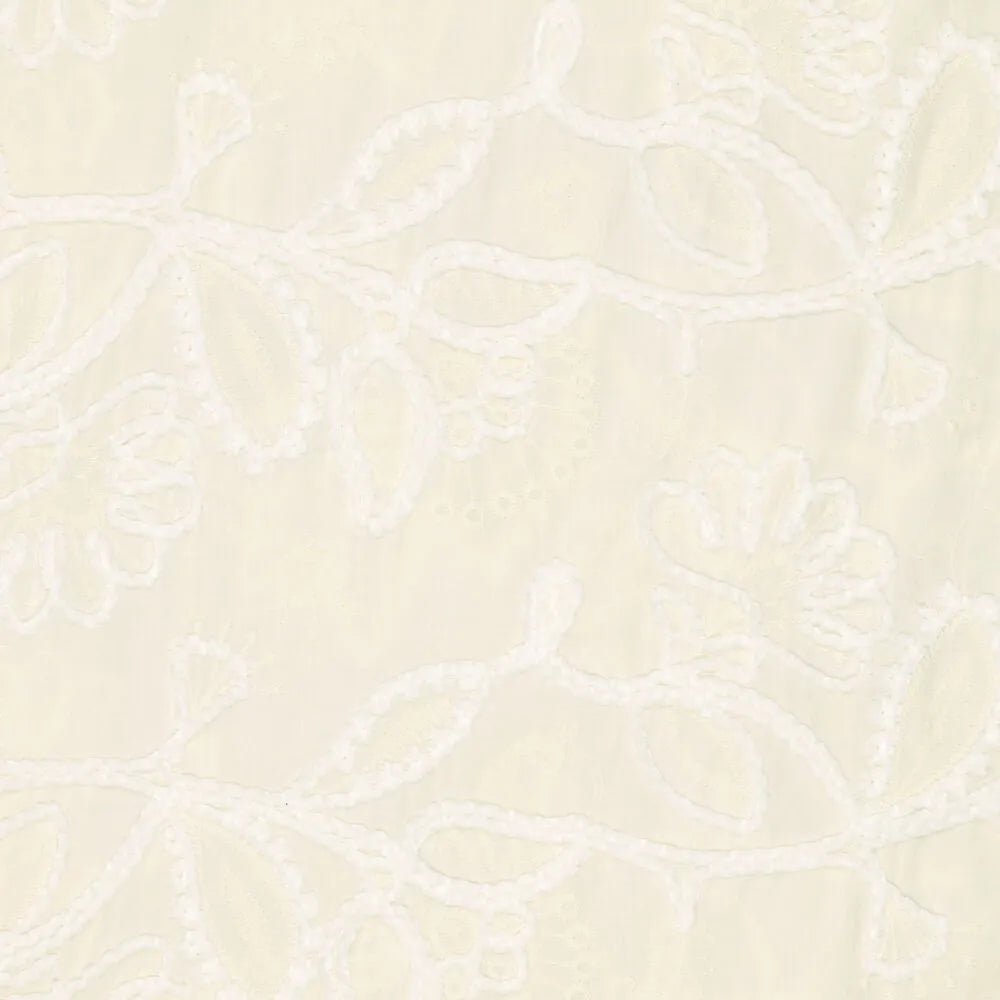 Tissu en coton brodé à motif - teinte beurre 145 g/m² – disponible chez Šarlotes audumi