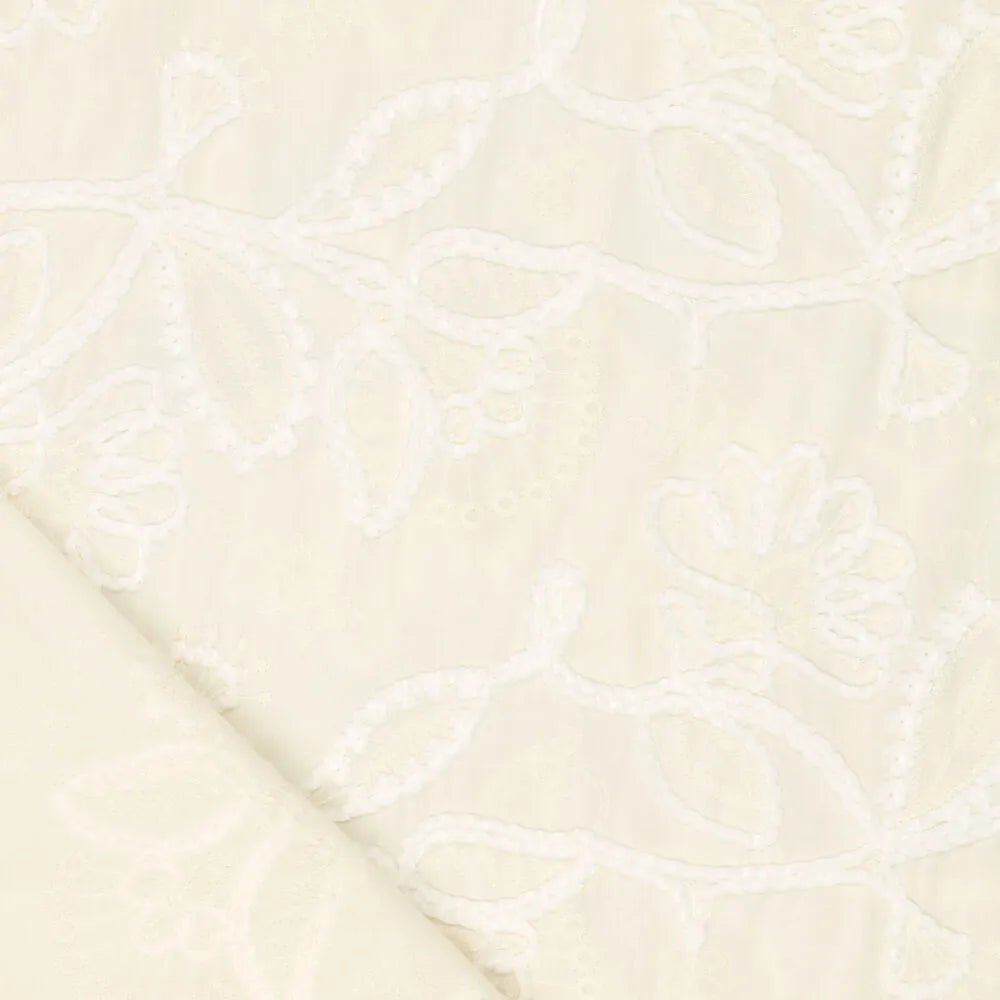 Image de tissu en coton brodé à motif, ton beurre, 145 g/m² – disponible chez Šarlotes audumi