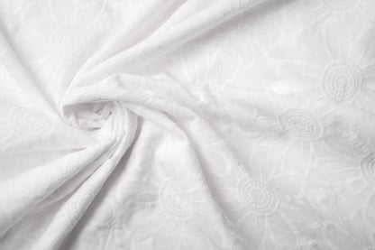 Tissu en coton brodé - grandes fleurs blanches 110 g/m²