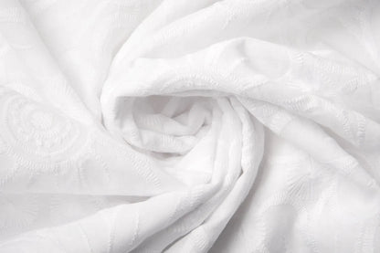 Tissu de coton brodé - grandes fleurs blanches 110 g/m²