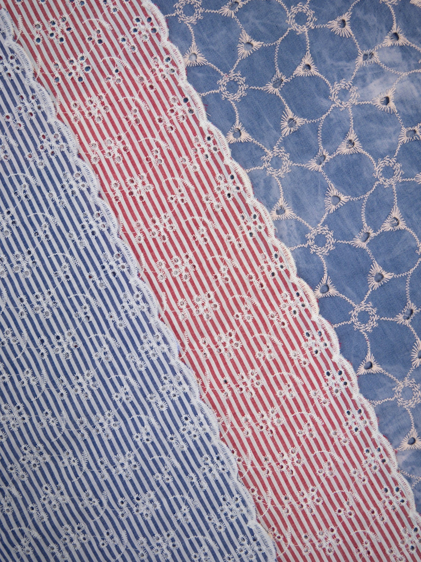 Image de tissu en coton brodé – motif fleuri à rayures 120 g/m² – disponible chez Šarlotes audumi