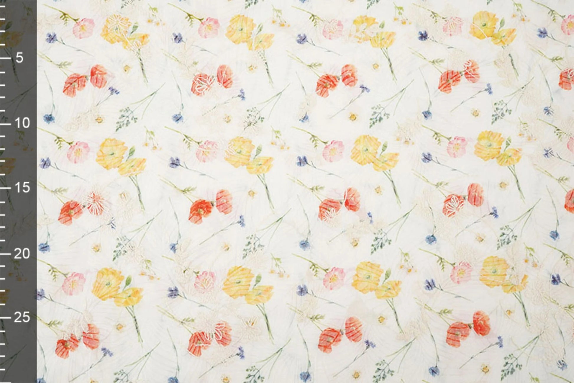 alt
Image of embroidered cotton fabric - summer flowers 115 g/m² – available at Šarlotes audumi