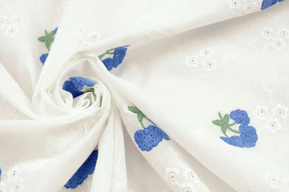 Tissu en coton brodé - fleurs bleues 110 g/m²
