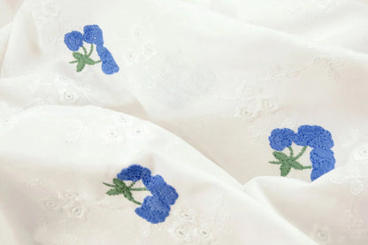 Tissu de coton brodé - fleurs bleues 110 g/m²