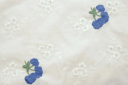 Tissu en coton brodé - fleurs bleues 110 g/m²