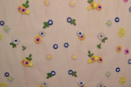 Image de tulle brodée à fleurs, ton pêche, 70 g/m² – disponible chez Šarlotes audumi