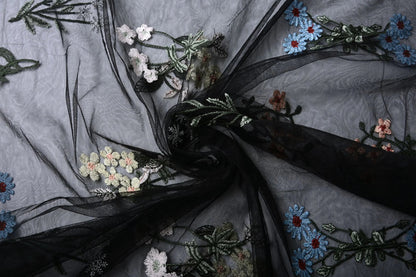 txt
Image de tulle brodée de fleurs 100 - 150 g/m² – disponible chez Šarlotes audumi