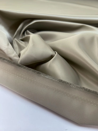 Attēls ar Japānas satīna tvila audums – pelēks | 100% poliamīds | 200 g/m² | 125 cm – pieejams Šarlotes audumi