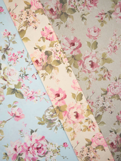 Leinwandstoff mit Rosen auf hellblauem Hintergrund 200 g/m²