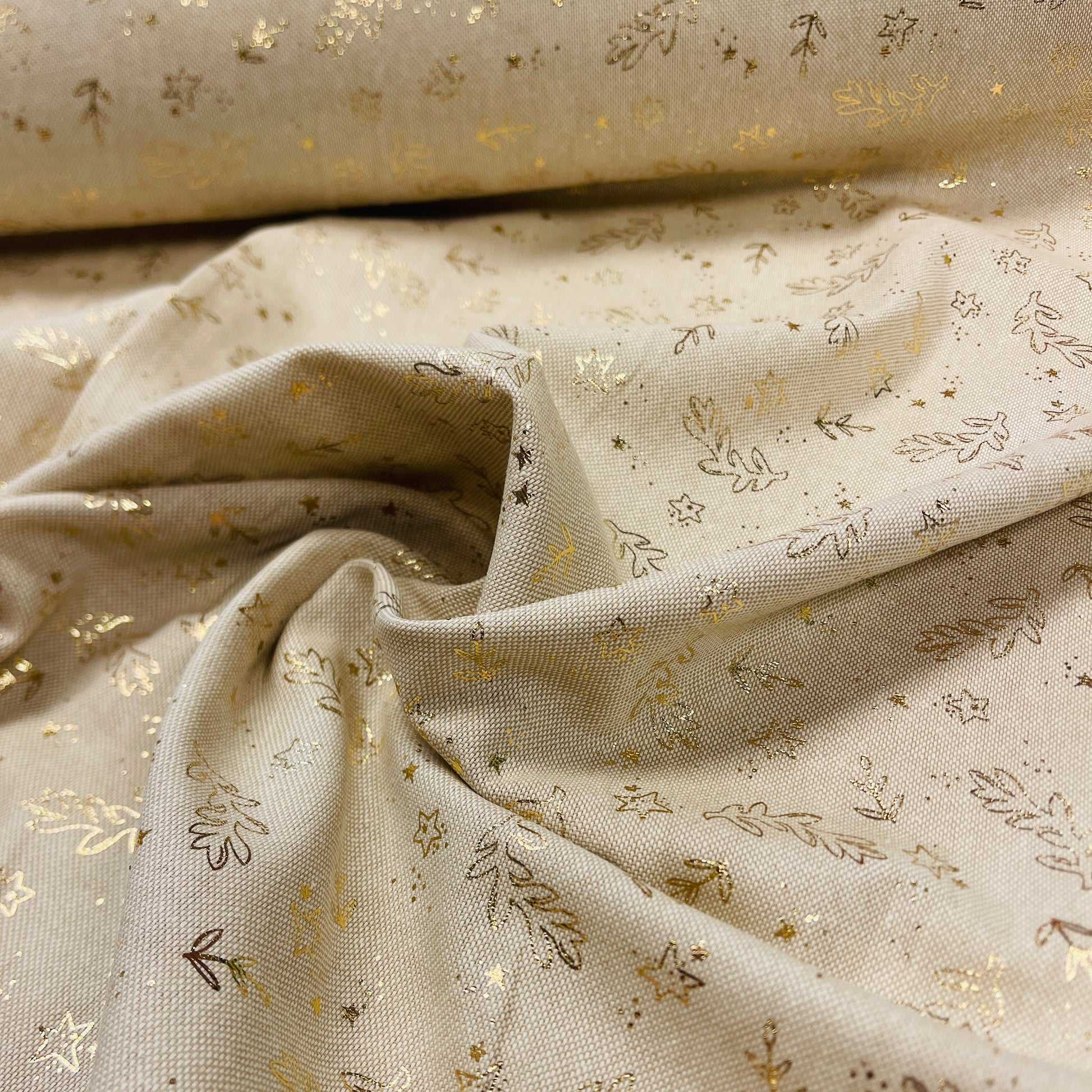 Attēls ar Kanvas audums - zelta lapiņas uz gaiša fona 175 g/m² – pieejams Šarlotes audumi