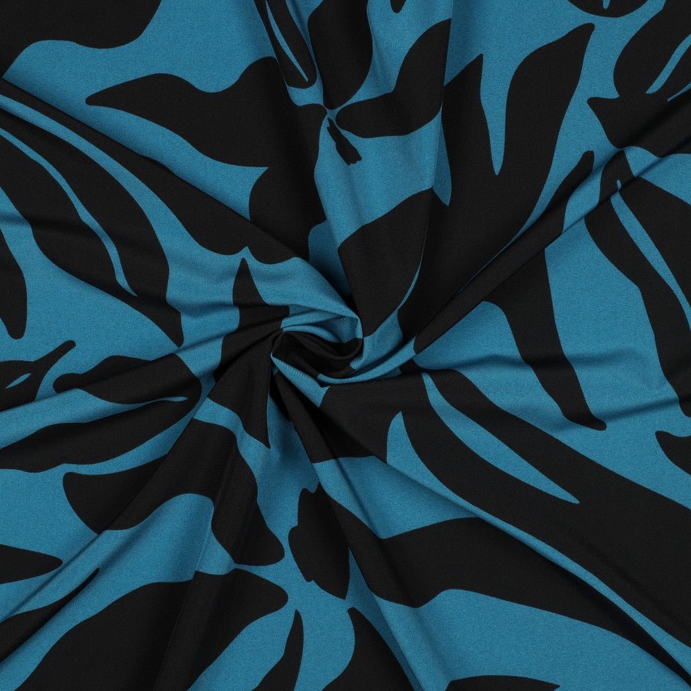 Attēls ar Kleitu audums ar elastānu - raibs raksts uz petrol fona 80 g/m² – pieejams Šarlotes audumi